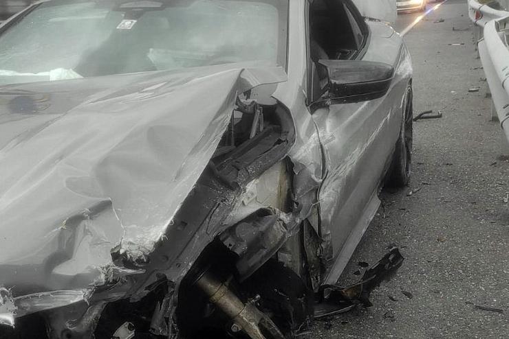 Szalagkorltnak csapdott egy BMW az M86-os autton, Szeleste kzelben